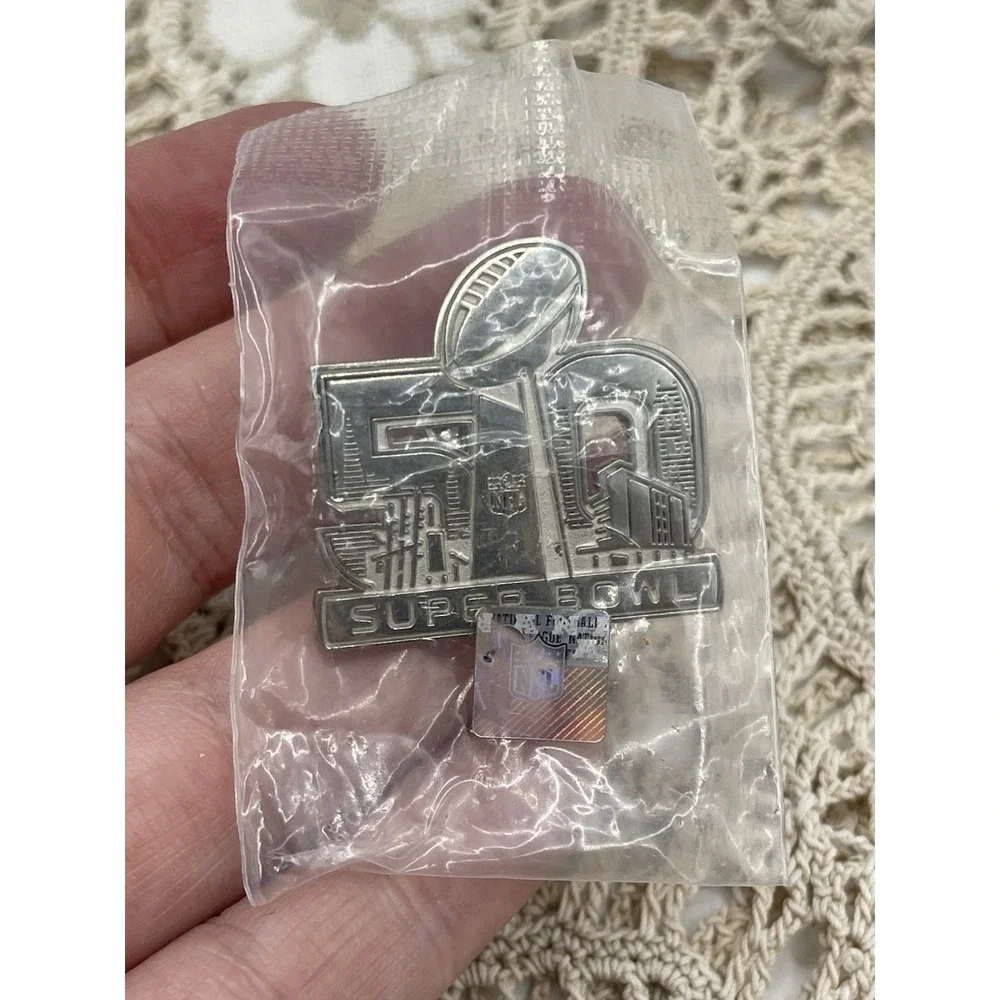 New‎ NFL 2016 Super Bowl 50 Lapel Pin Denver Broncos vs Carolina Panthers 1.25